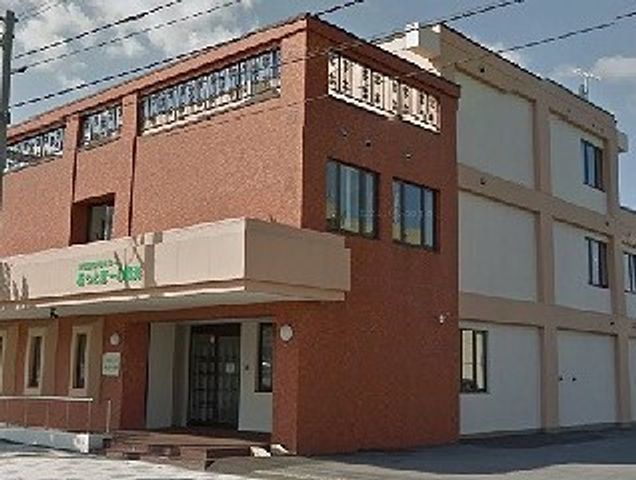 温かみのある外観 外観 日差しが降り注ぐ明るい外観は、心地よい空間を提供しています。ビルの顔となる入口には緑の看板が掲げられており、迎え入れる気配りが感じられます。