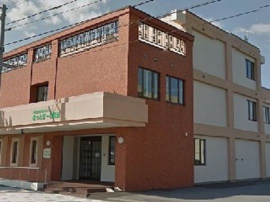 明るい外観の施設建物  