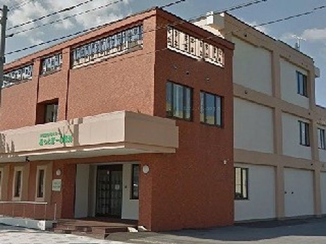 建物外観 外観   赤い外壁と白い外壁を組み合わせた建物です。庇のある出入口があり、雨の日の移動もしやすそうです。