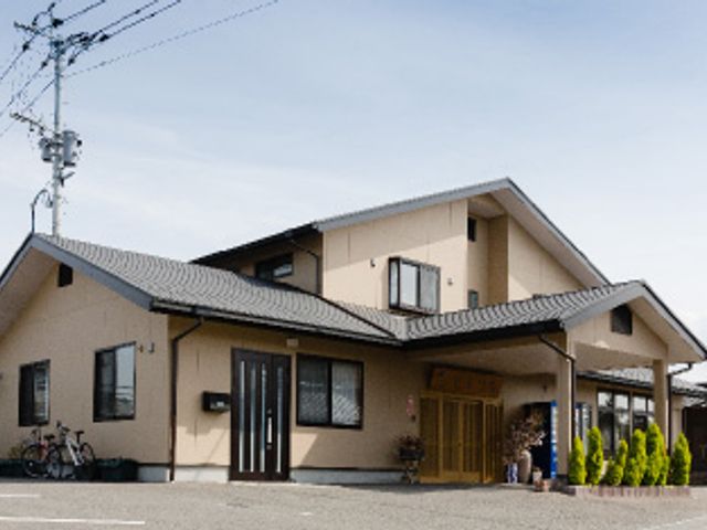 広々とした建物の外観 外観 広々としたエントランスが印象的な建物です。就業する環境を考える際に魅力的です。