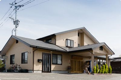 広々とした建物の外観