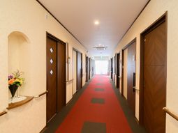 明るい廊下とドア