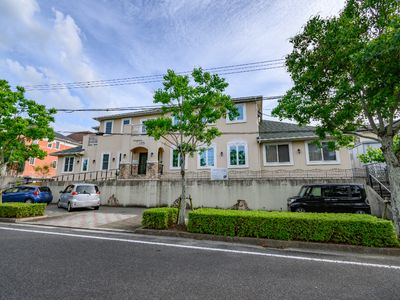 緑豊かな外観の施設