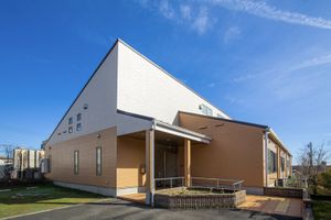 青空の建物外観