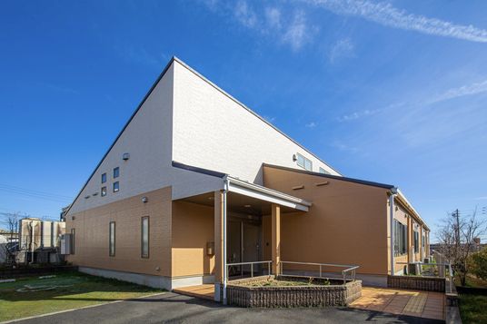 青空の建物外観