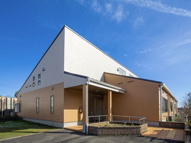 青空の建物外観 外観 明るい太陽の下に佇む建物は、広々としていて落ち着いた雰囲気です。快適な環境を実感できます。