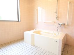 明るい浴室の様子