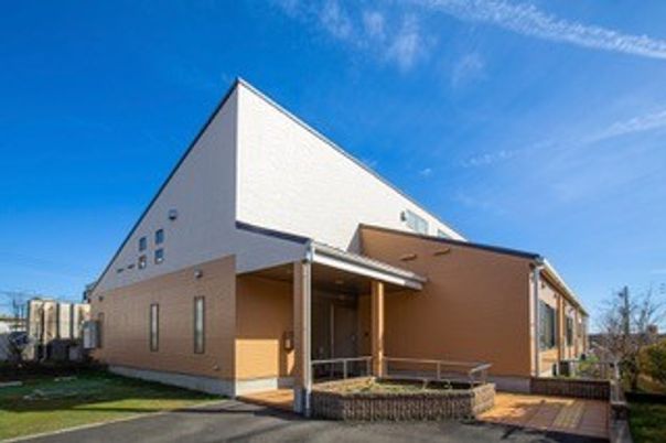 モダンな外観の建物