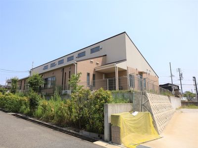 明るい日差しの外観