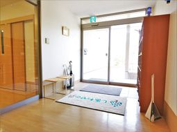 エントランスの明るい廊下