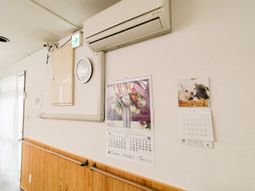 壁掛け時計とカレンダーの廊下