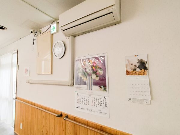 壁掛け時計とカレンダーの廊下