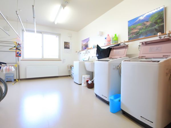 洗濯機と日当たりの良い部屋