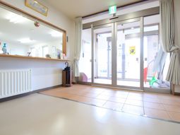 エントランスの明るい様子