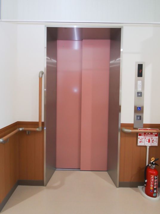 エレベーターが１基ある。左右には手すりが付いているが、左側は縦向きにも取り付けられている。また、足元には消火栓が置いてある。