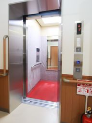 赤い床のエレベーター前