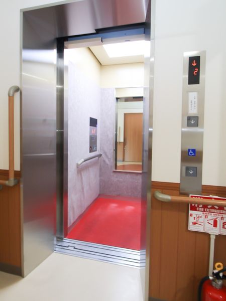 赤い床のエレベーター前