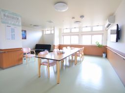 明るい食堂の様子