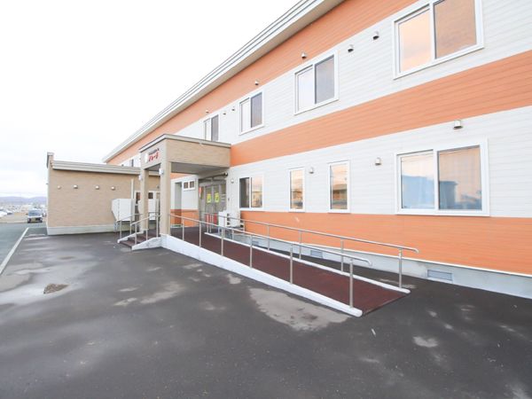 オレンジ壁の建物エントランス