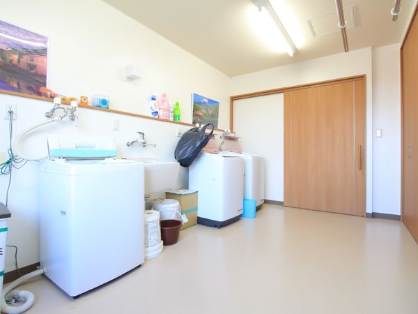清潔感のあふれる洗濯エリア