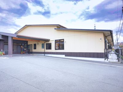 広々とした施設の外観