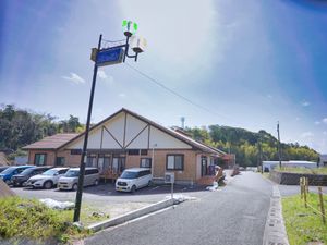 施設のエントランスと駐車場