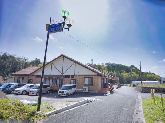 施設のエントランスと駐車場