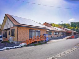 明るい陽光の庭