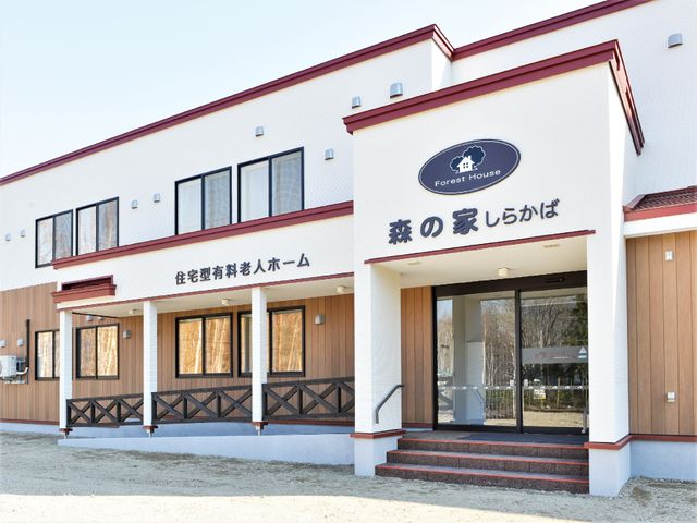 白と茶の施設外観 外観 清潔感溢れる白と茶色の外観が目を引く施設です。手入れの行き届いた環境での就業に興味はございませんか。