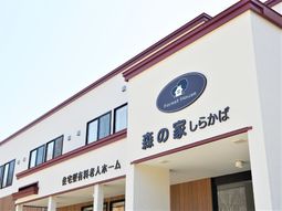 清潔感ある建物のエントランス
