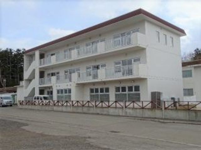 外観の建物 外観   白い外壁の3階建てで、ベランダが並ぶすっきりした建物です。前面に柵があり、出入り口まわりも見通しのよい印象です。