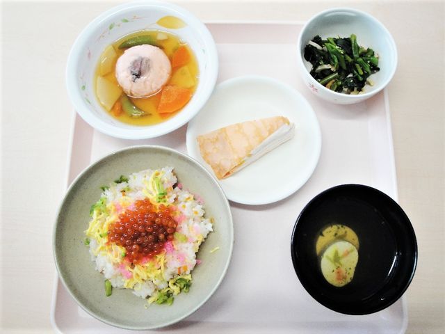 彩り鮮やかな料理セット 食事 栄養バランスを考えた彩り豊かな食事を提供しており、心身の健康をサポートいたします。噛む力や飲み込む力に配慮したメニューもございます。