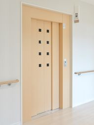 エレベーターの木目調扉