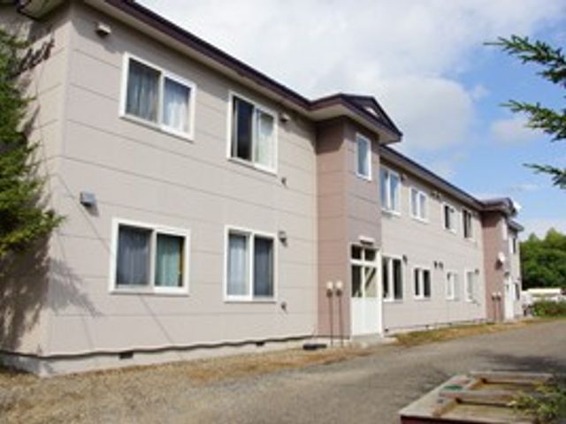 施設の外観 外観   明るい外壁と整った窓が印象的な建物です。通路も見え、働く場所の雰囲気を確認しやすい外まわりです。