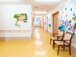 明るく清潔な廊下