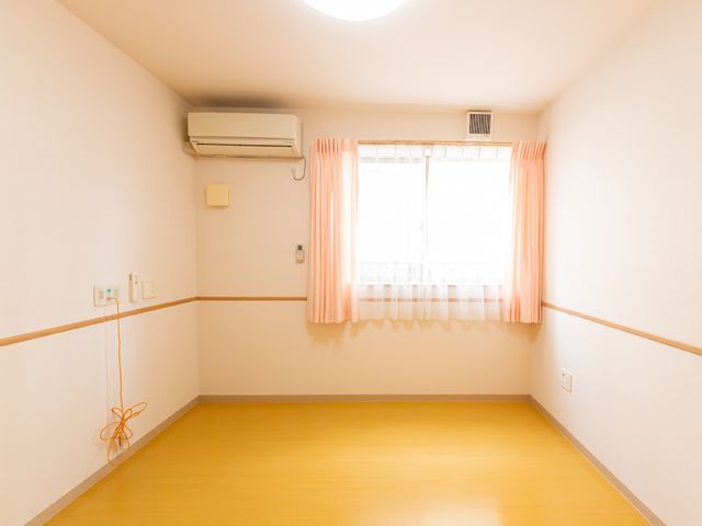 明るく広々とした居室 居室 ゆったりとした空間の居室は、柔らかな光が差し込み、静かで落ち着いた雰囲気を演出しています。自分の時間を大切にしたい方にぴったりの空間です。