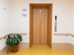 エレベーターと手すり