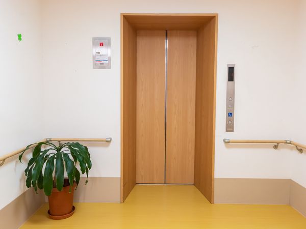 エレベーターと手すり