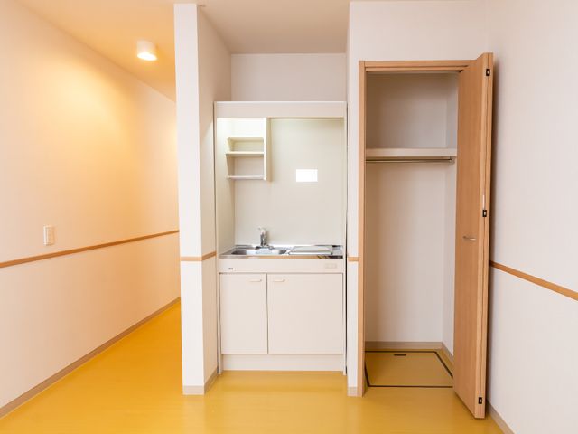 洋室ミニキッチン付き キッチン ミニキッチンが完備された居室です。自由に料理を楽しんだり、日々の生活を快適に過ごせる設計になっています。