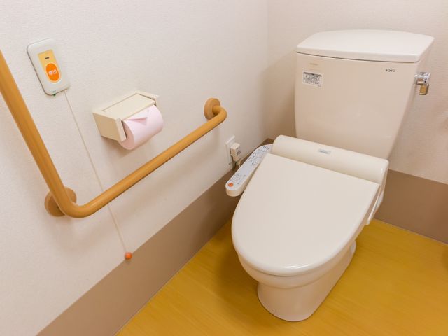 バリアフリー対応トイレ トイレ 安全を考えた設計のトイレです。手すりがついており、安心してご使用いただけます。
