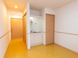 明るい居室の様子