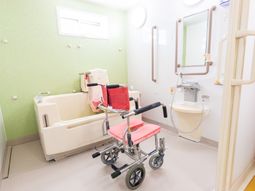 バリアフリーな浴室設備