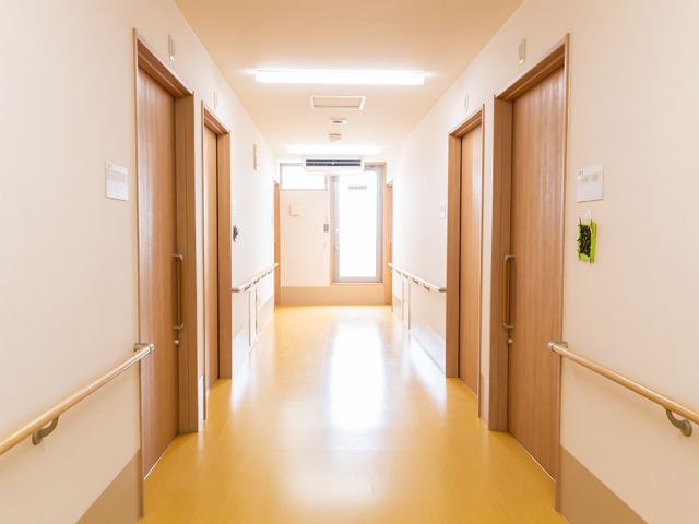 廊下の明るい空間 廊下 手すりが設置された清潔で明るい廊下です。余裕をもって設計された空間で、安全にご移動いただけます。