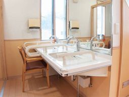 洗面台と鏡の明るい空間