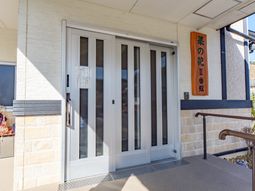 明るい日差しのエントランス