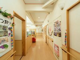 明るく清潔な施設の廊下