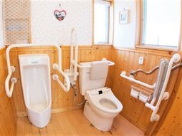 バリアフリーの明るいトイレ