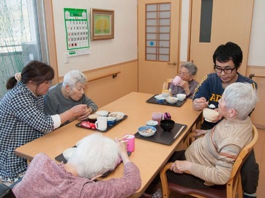 食事を共にする人々