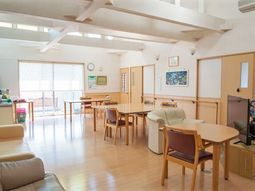 明るく開放的なラウンジ