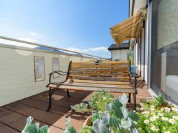 晴天のテラスベンチ